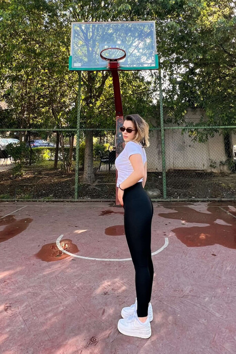 STRECE NJË NGJYRËSHE TË THJESHTA PËR FEMRA NË NGJYRËN E ZEZË - 4