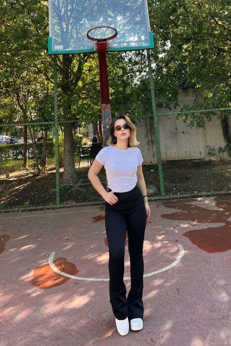 STREÇE TË THJESHTA PËR FEMRA NË NGJYRËN E ZEZË 