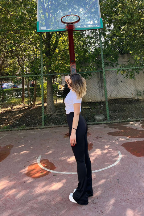 STREÇE TË THJESHTA PËR FEMRA NË NGJYRËN E ZEZË - 2