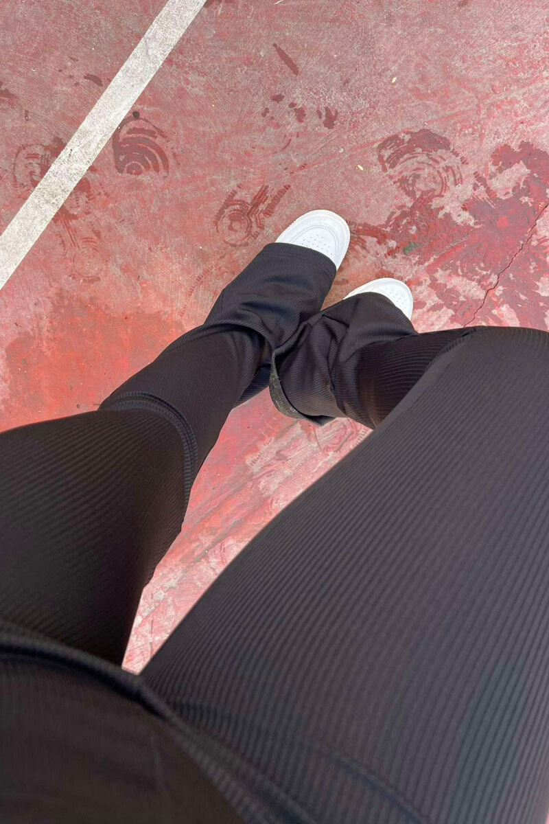 STREÇE TË THJESHTA PËR FEMRA NË NGJYRËN E ZEZË - 4