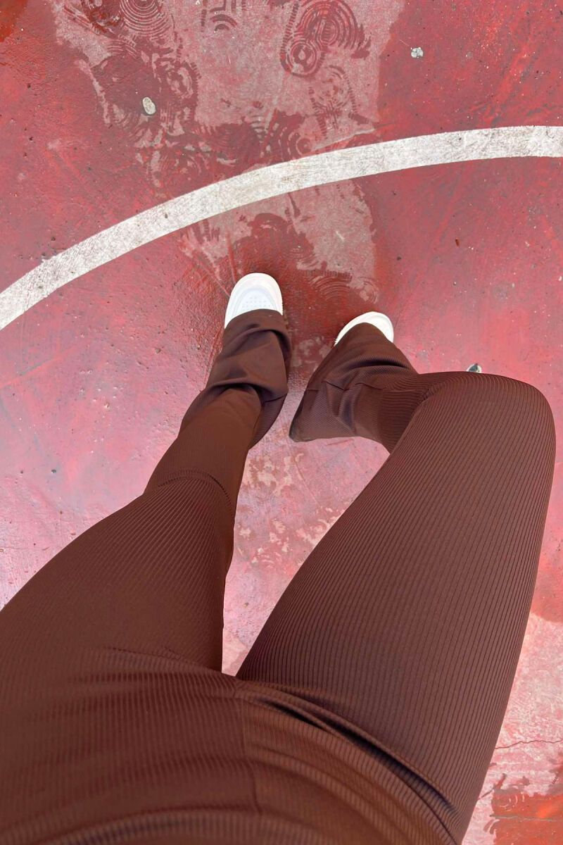 STREÇE TË THJESHTA PËR FEMRA NË NGJYRËN KAFE - 5