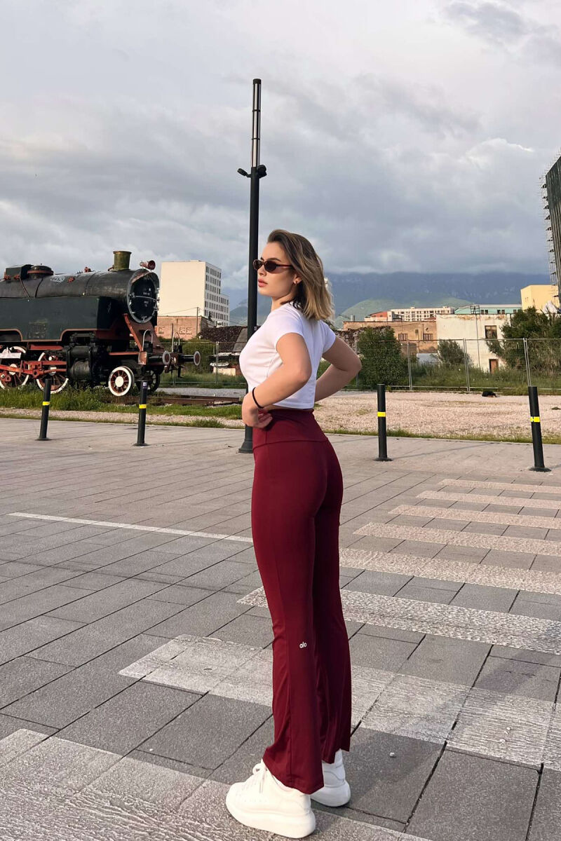 STREÇE TË THJESHTA PËR FEMRA NË NGJYRËN VISHNJË E ERRËT - 4