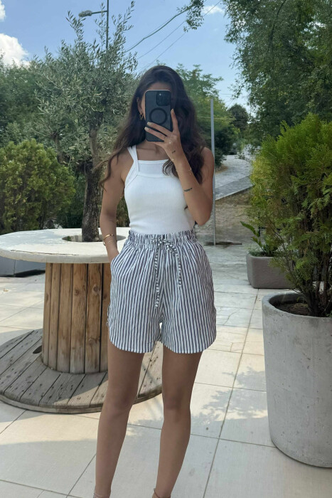 PANTALLONA TË SHKURTRA ELASTIKE NË BELI DHE ME DIZENJO VIJASH PËR FEMRA NË NGJYRËN E ZEZË - KLAUDIO FASHION