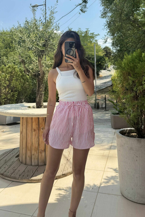 PANTALLONA TË SHKURTRA ELASTIKE NË BELI DHE ME DIZENJO VIJASH PËR FEMRA NË NGJYRËN ROZË - KLAUDIO FASHION