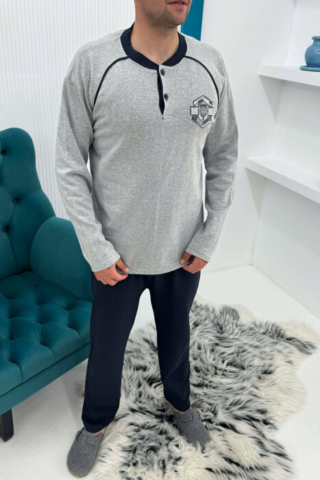 PIZHAME BLUZE ME LOGO TË THJESHTE+TUTA PER MESHKUJ NE NGJYRE GRI TE ZBARDHUR 