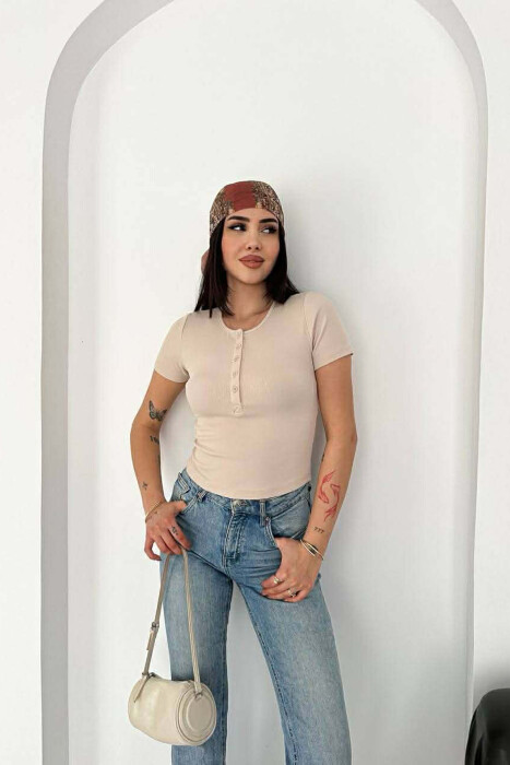 T-SHIRT I THJESHTE ME BUTONA PER FEMRA NE NGJYRE BEZHE - 1