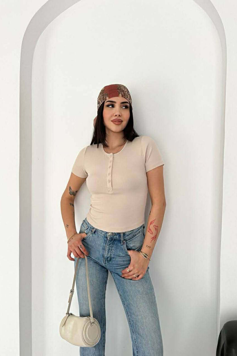 T-SHIRT I THJESHTE ME BUTONA PER FEMRA NE NGJYRE BEZHE - 1