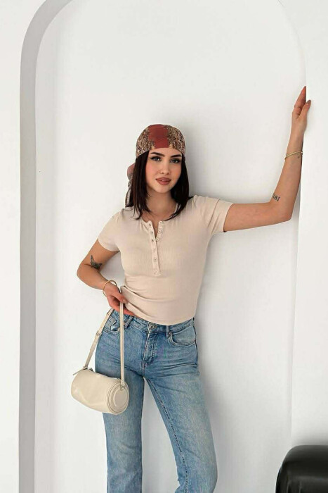 T-SHIRT I THJESHTE ME BUTONA PER FEMRA NE NGJYRE BEZHE - 2