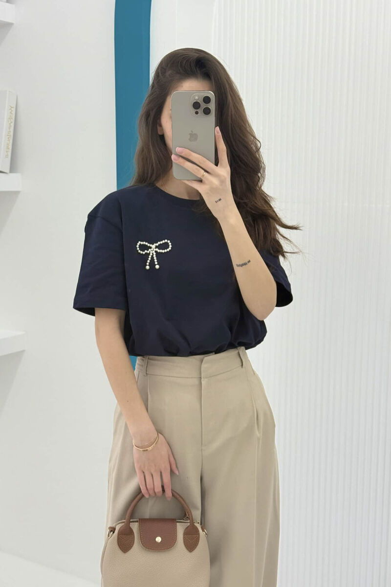 T-SHIRT I THJESHTË ME DETAJIN E FJONGOS ME PERLA PËR FEMRA NË NGJYRËN BLU E ERRËT - 2