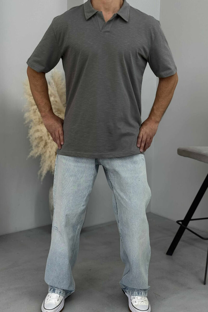 T-SHIRT I THJESHTË ME JAKË POLO PËR MESHKUJ NË NGJYRËN GRI - 1