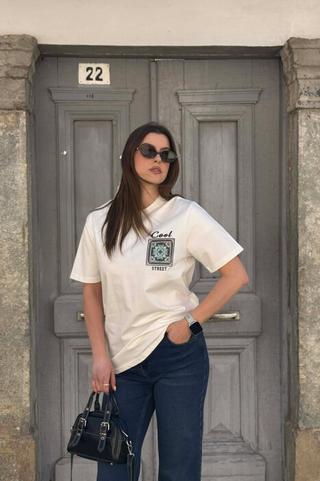 T-SHIRT I THJESHTE ME SHKRIME PER FEMRA NE NGJYREN E BARDHE - KLAUDIO FASHION