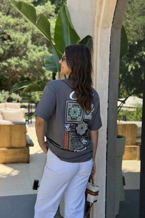 T-SHIRT I THJESHTË ME SHKRIME PËR FEMRA NË NGJYRËN GRI E ERRËT - 3