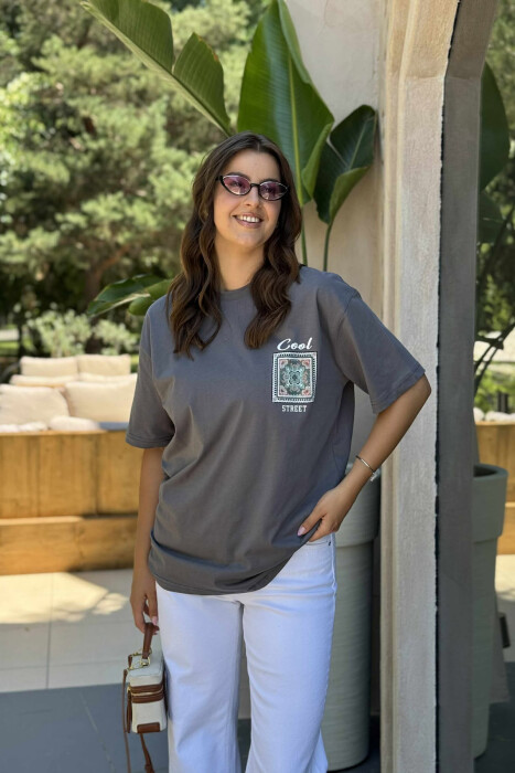 T-SHIRT I THJESHTË ME SHKRIME PËR FEMRA NË NGJYRËN GRI E ERRËT - 4