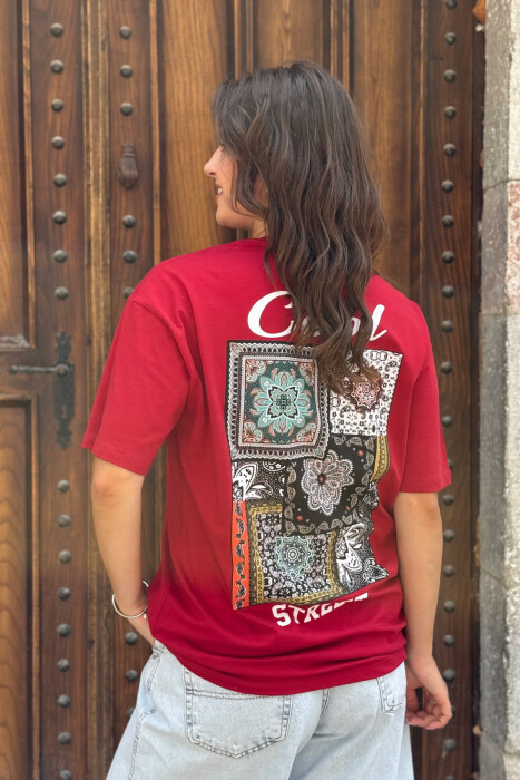 T-SHIRT I THJESHTË ME SHKRIME PËR FEMRA NË NGJYRËN VISHNJË - 3