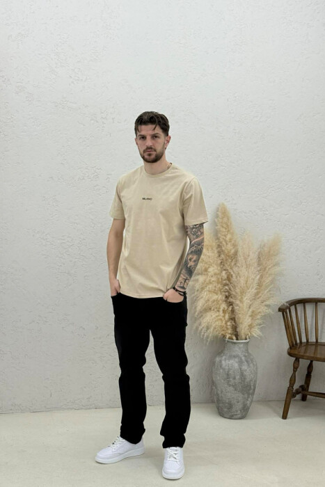 T-SHIRT I THJESHTË ME SHKRIME PËR MESHKUJ NË NGJYRËN BEZHE TE ZBARDHUR - 2