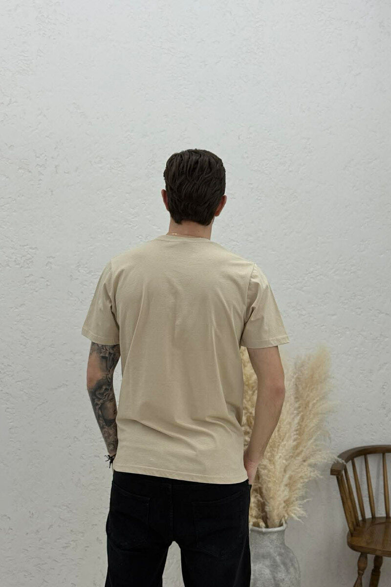 T-SHIRT I THJESHTË ME SHKRIME PËR MESHKUJ NË NGJYRËN BEZHE TE ZBARDHUR - 4