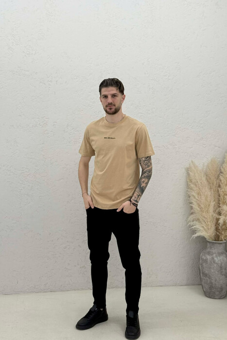 T-SHIRT I THJESHTË ME SHKRIME PËR MESHKUJ NË NGJYRËN BEZHE - 2