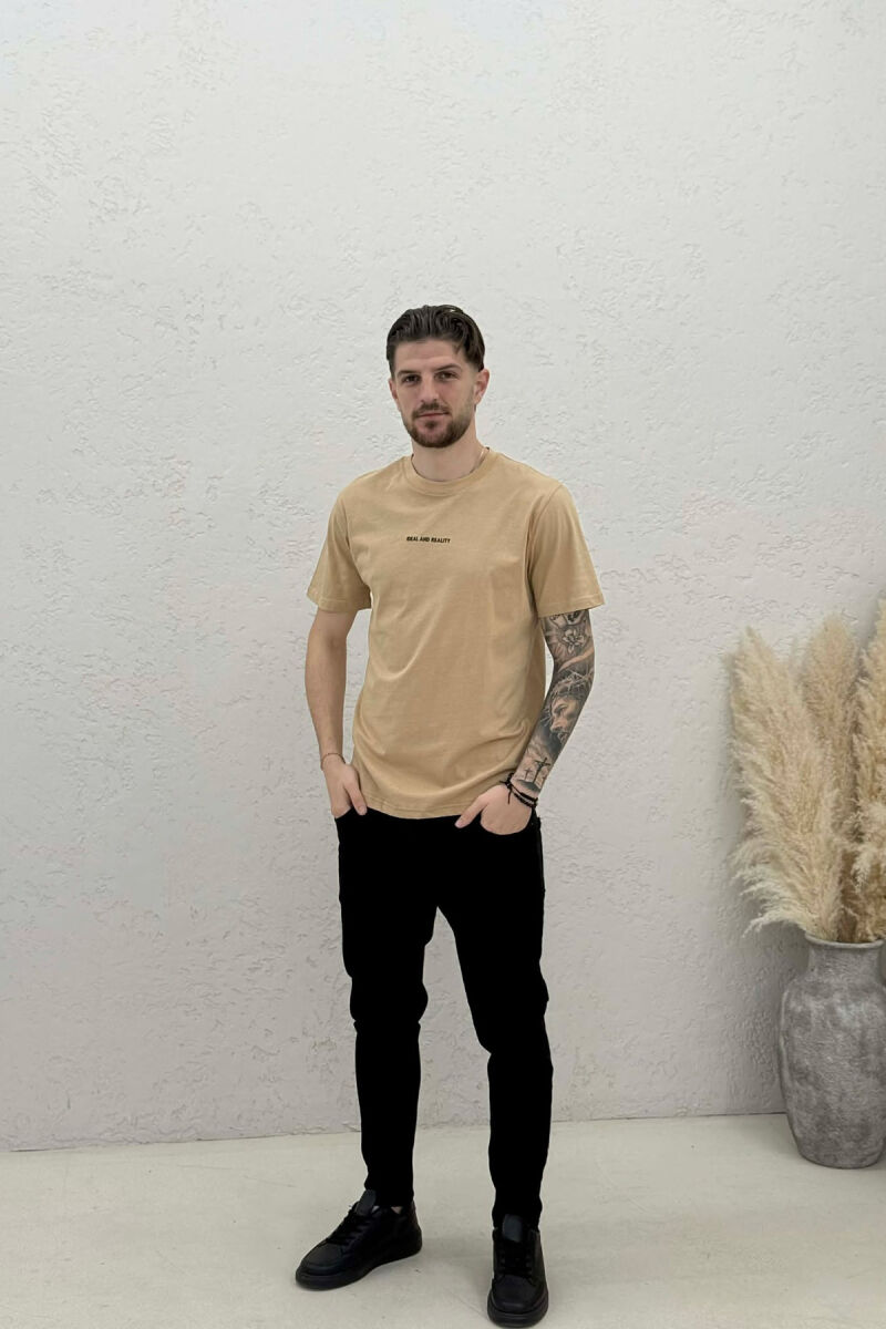 T-SHIRT I THJESHTË ME SHKRIME PËR MESHKUJ NË NGJYRËN BEZHE - 2