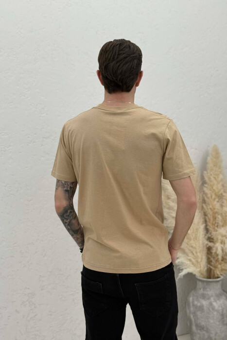 T-SHIRT I THJESHTË ME SHKRIME PËR MESHKUJ NË NGJYRËN BEZHE - 4