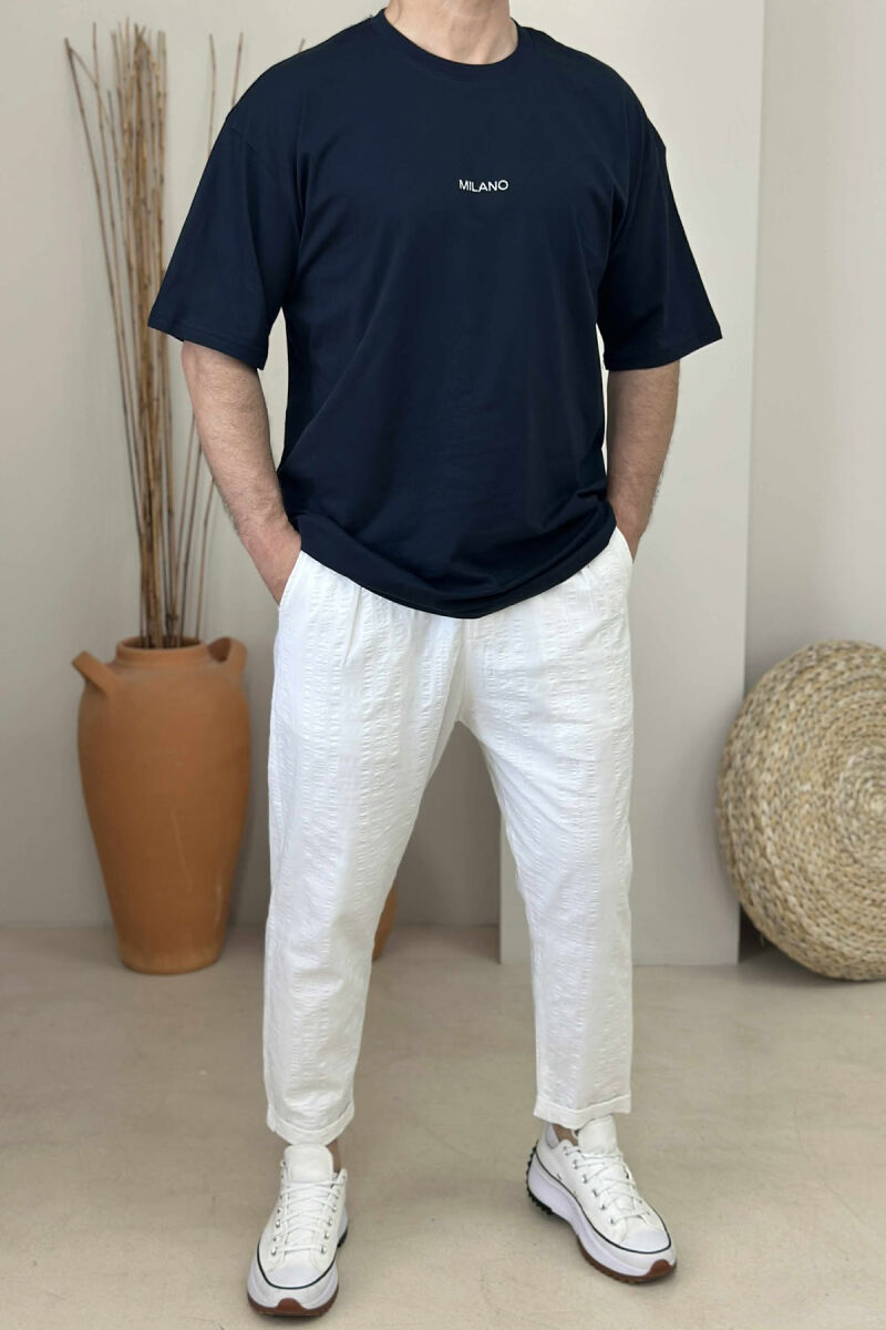 T-SHIRT I THJESHTË ME SHKRIME PËR MESHKUJ NË NGJYRËN BLU E ERRËT - 1