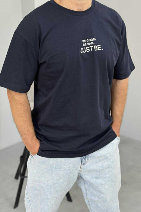 T-SHIRT I THJESHTË ME SHKRIME PËR MESHKUJ NË NGJYRËN BLU E ERRËT - 1