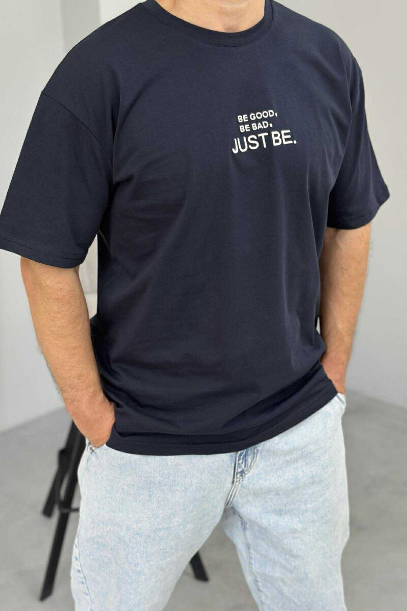 T-SHIRT I THJESHTË ME SHKRIME PËR MESHKUJ NË NGJYRËN BLU E ERRËT - 1