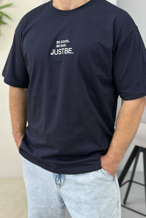 T-SHIRT I THJESHTË ME SHKRIME PËR MESHKUJ NË NGJYRËN BLU E ERRËT - 2