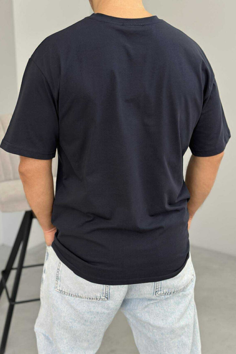 T-SHIRT I THJESHTË ME SHKRIME PËR MESHKUJ NË NGJYRËN BLU E ERRËT - 3