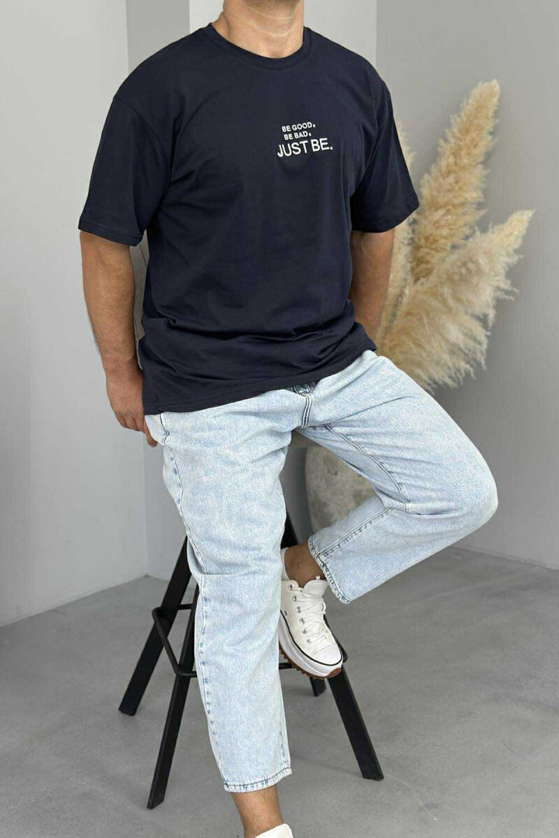 T-SHIRT I THJESHTË ME SHKRIME PËR MESHKUJ NË NGJYRËN BLU E ERRËT - 4