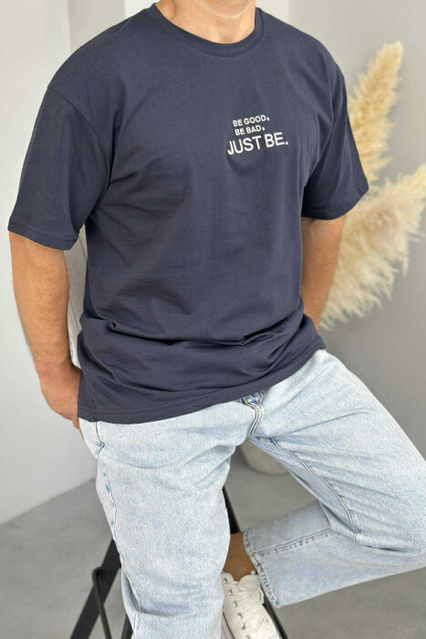 T-SHIRT I THJESHTË ME SHKRIME PËR MESHKUJ NË NGJYRËN BLU E ERRËT - 5