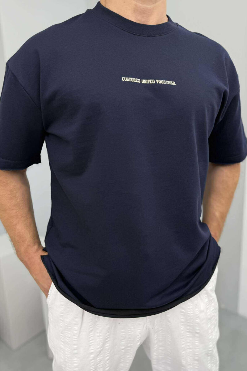 T-SHIRT I THJESHTË ME SHKRIME PËR MESHKUJ NË NGJYRËN BLU E ERRËT - 1