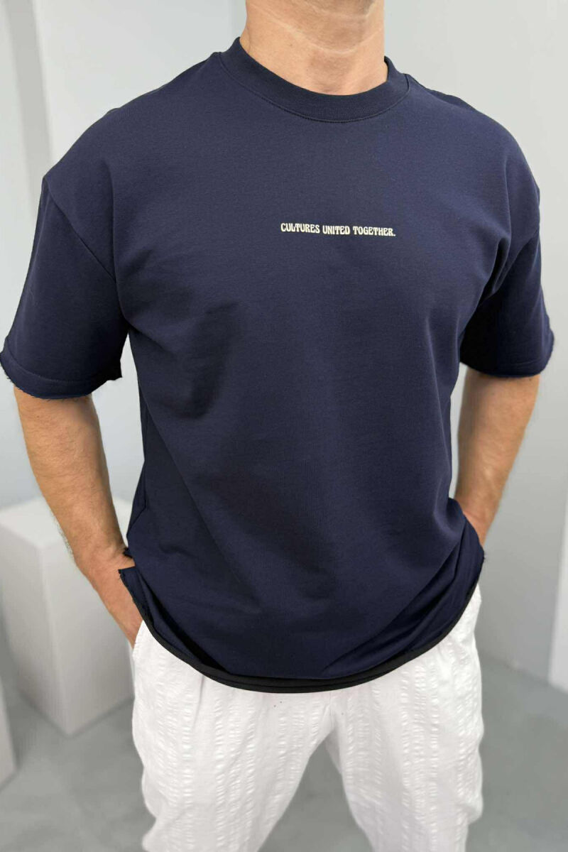 T-SHIRT I THJESHTË ME SHKRIME PËR MESHKUJ NË NGJYRËN BLU E ERRËT - 2