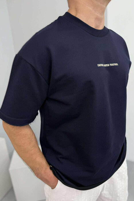 T-SHIRT I THJESHTË ME SHKRIME PËR MESHKUJ NË NGJYRËN BLU E ERRËT - 3