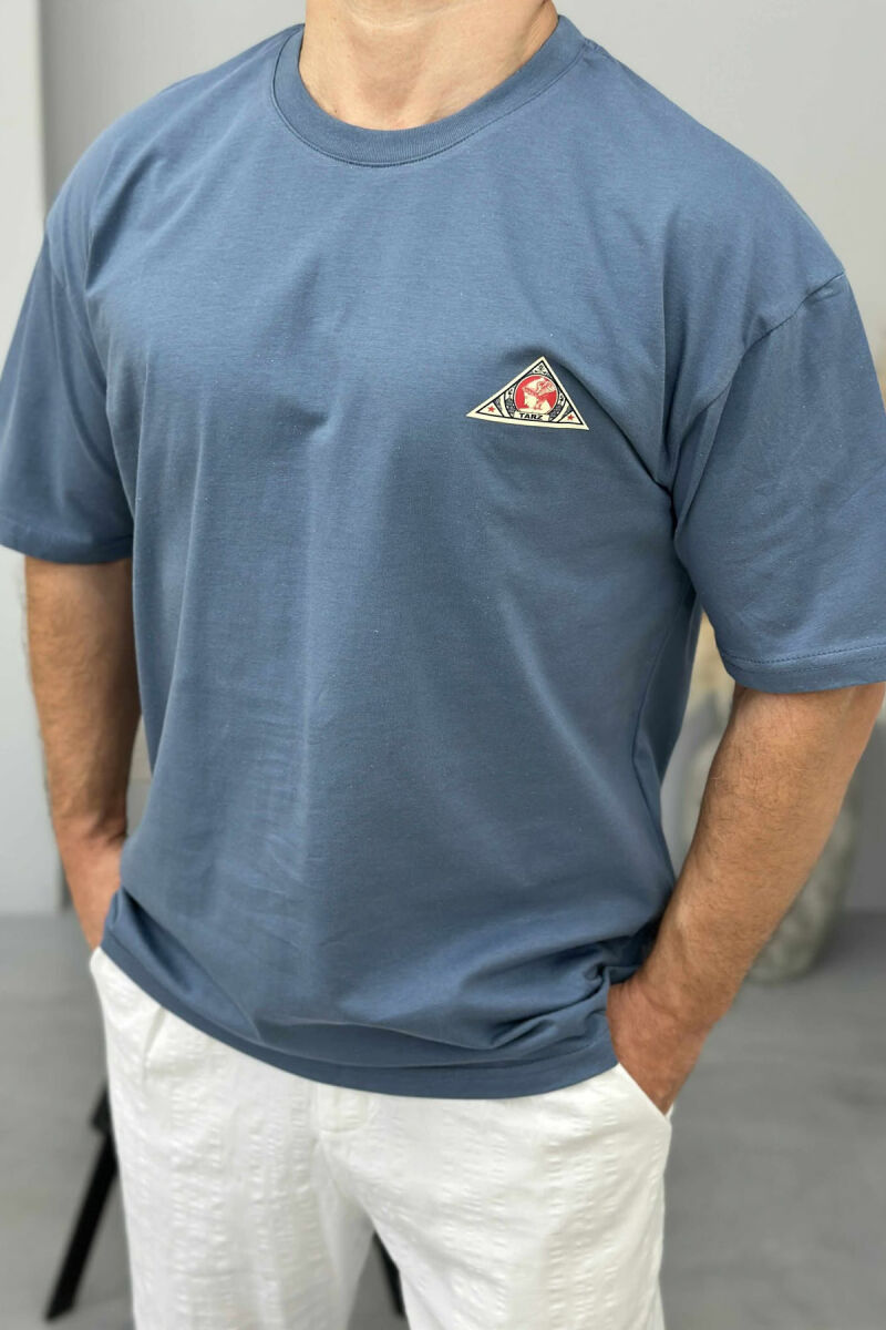 T-SHIRT I THJESHTË ME SHKRIME PËR MESHKUJ NË NGJYRËN BLU E ZBARDHUR - 2