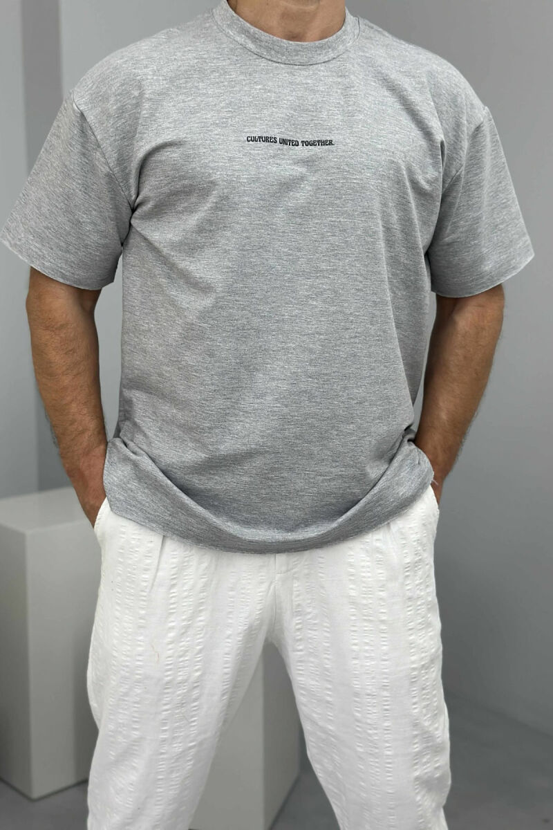 T-SHIRT I THJESHTË ME SHKRIME PËR MESHKUJ NË NGJYRËN GRI E ZBARDHUR - 2