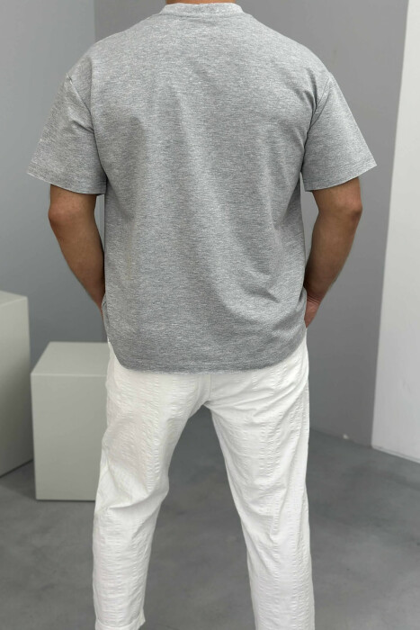 T-SHIRT I THJESHTË ME SHKRIME PËR MESHKUJ NË NGJYRËN GRI E ZBARDHUR - 3