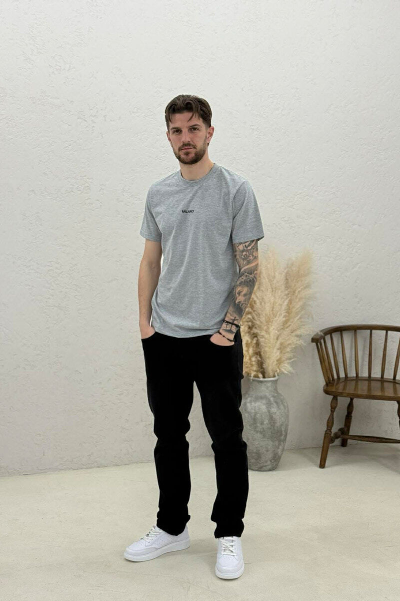 T-SHIRT I THJESHTË ME SHKRIME PËR MESHKUJ NË NGJYRËN GRI TE ZBARDHUR - 2