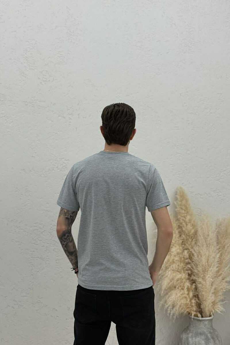 T-SHIRT I THJESHTË ME SHKRIME PËR MESHKUJ NË NGJYRËN GRI TE ZBARDHUR - 4