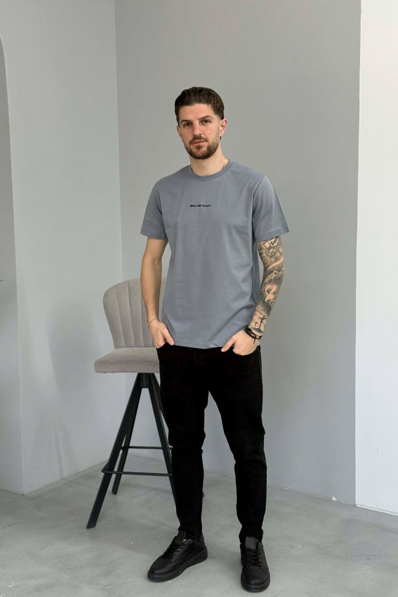 T-SHIRT I THJESHTË ME SHKRIME PËR MESHKUJ NË NGJYRËN GRI - 3