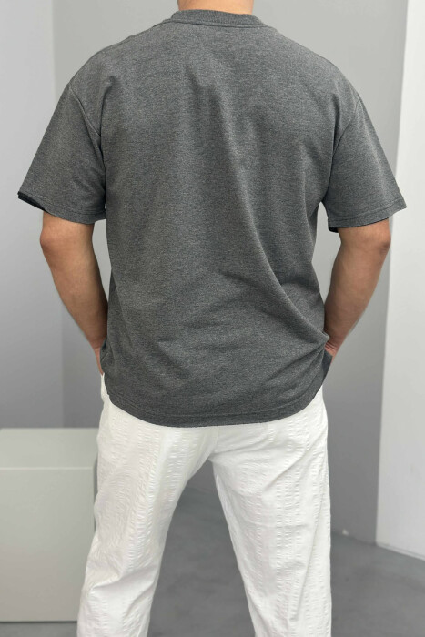 T-SHIRT I THJESHTË ME SHKRIME PËR MESHKUJ NË NGJYRËN GRI - 2