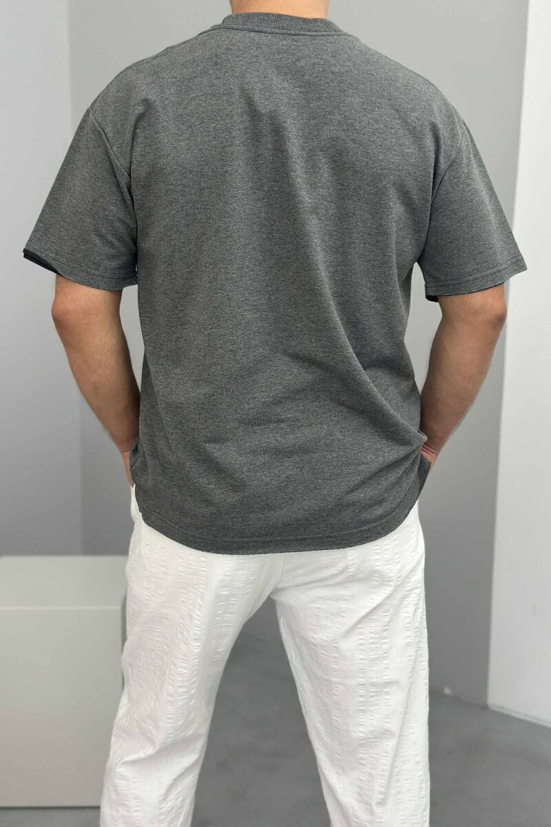 T-SHIRT I THJESHTË ME SHKRIME PËR MESHKUJ NË NGJYRËN GRI - 2