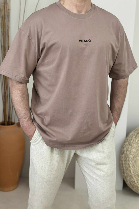 T-SHIRT I THJESHTË ME SHKRIME PËR MESHKUJ NË NGJYRËN KAFE E ZBARDHUR - 3