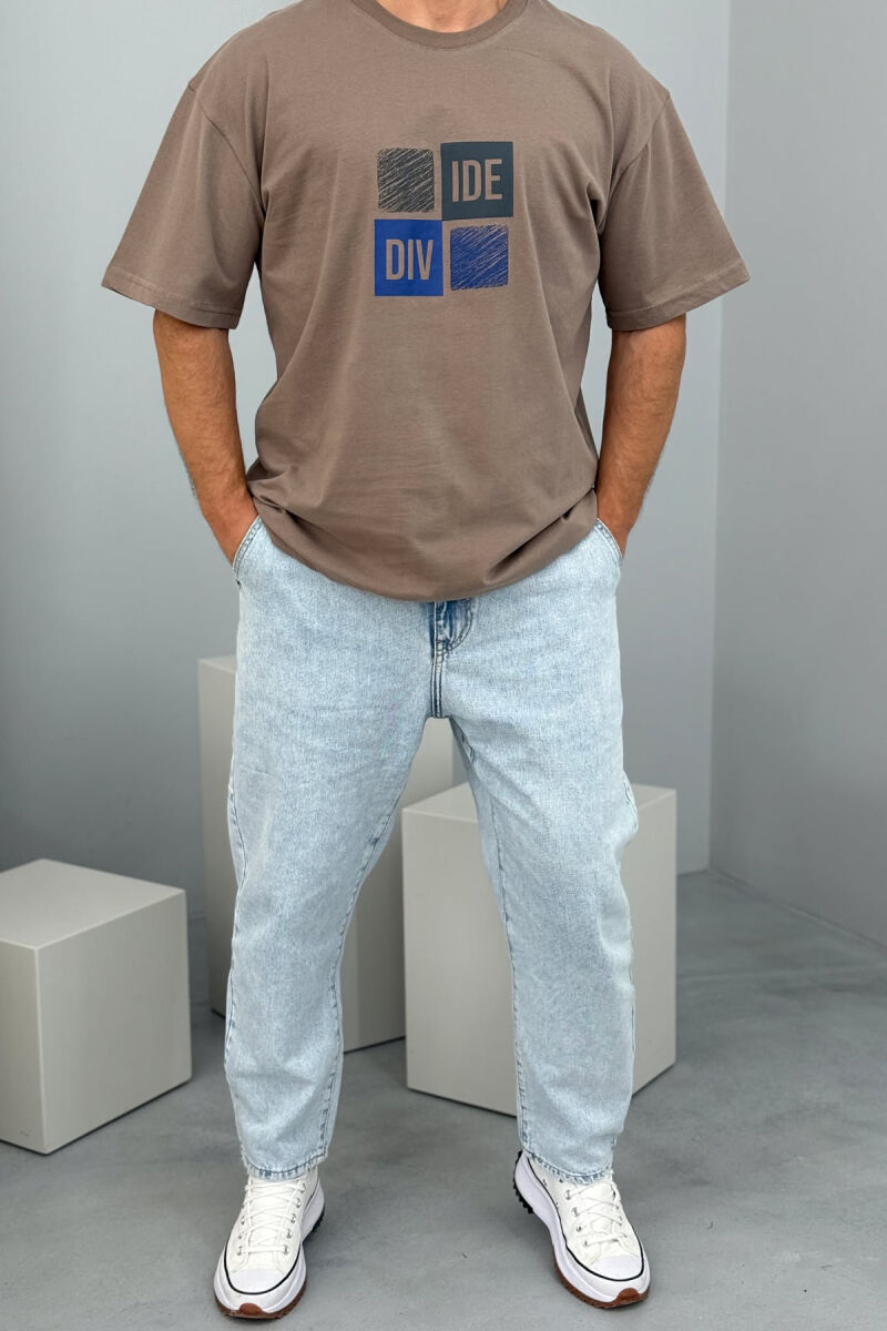 T-SHIRT I THJESHTË ME SHKRIME PËR MESHKUJ NË NGJYRËN KAFE E ZBARDHUR - 1