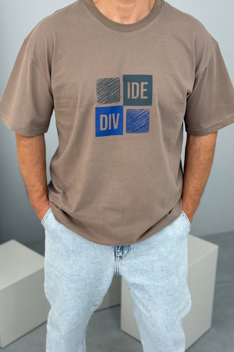 T-SHIRT I THJESHTË ME SHKRIME PËR MESHKUJ NË NGJYRËN KAFE E ZBARDHUR - 2