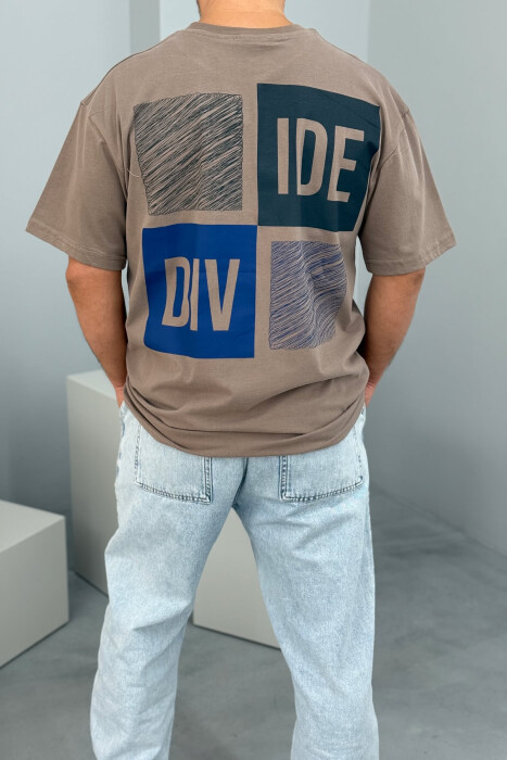 T-SHIRT I THJESHTË ME SHKRIME PËR MESHKUJ NË NGJYRËN KAFE E ZBARDHUR - 3