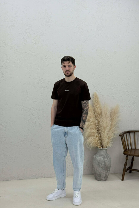 T-SHIRT I THJESHTË ME SHKRIME PËR MESHKUJ NË NGJYRËN KAFE TE ERRET - 2