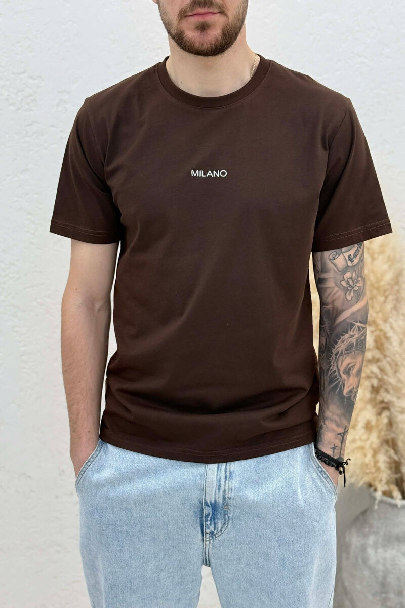 T-SHIRT I THJESHTË ME SHKRIME PËR MESHKUJ NË NGJYRËN KAFE TE ERRET - 3