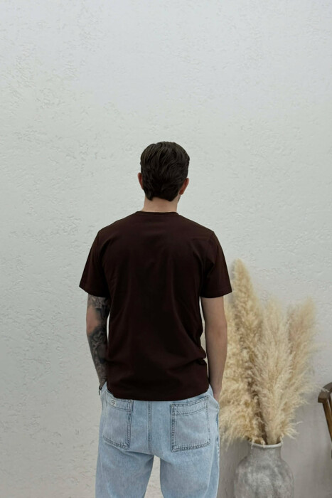 T-SHIRT I THJESHTË ME SHKRIME PËR MESHKUJ NË NGJYRËN KAFE TE ERRET - 4