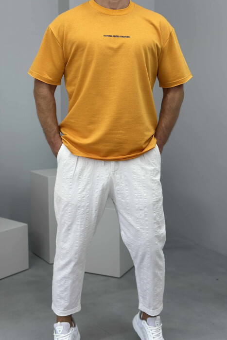 T-SHIRT I THJESHTË ME SHKRIME PËR MESHKUJ NË NGJYRËN MUSTARDË - 1