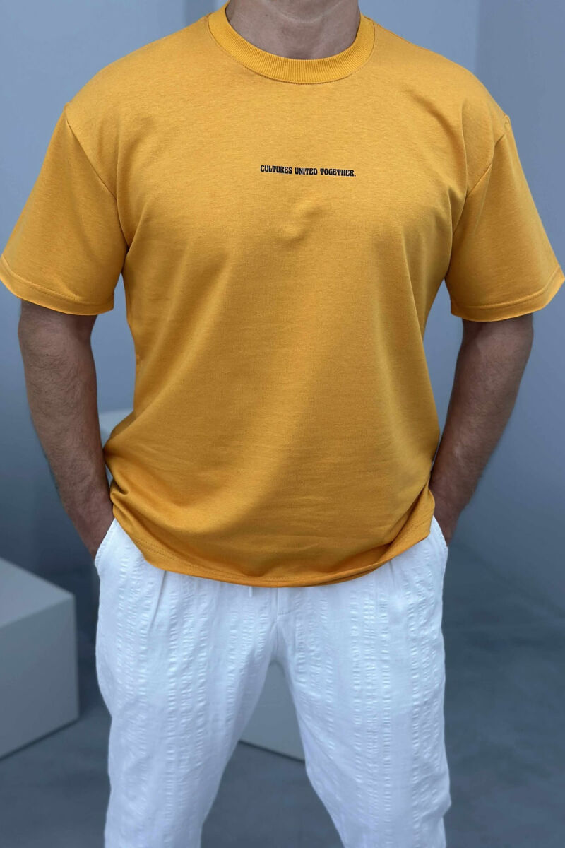 T-SHIRT I THJESHTË ME SHKRIME PËR MESHKUJ NË NGJYRËN MUSTARDË - 2